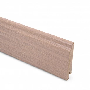 Плинтус шпонированный Lab Arte Oak Arktik 80х15х2500 в интерьере