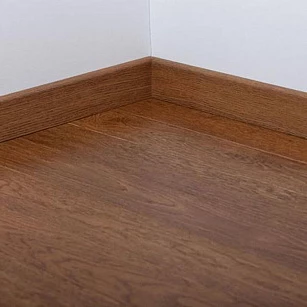 Плинтус шпонированный Tarkett OAK LAVA 80х20х2400 в интерьере