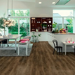 Плитка ПВХ Pergo Classic Plank Click V3107-40019 Дуб Кофейный Натуральный 1251*187*4,5 (2,105) в интерьере